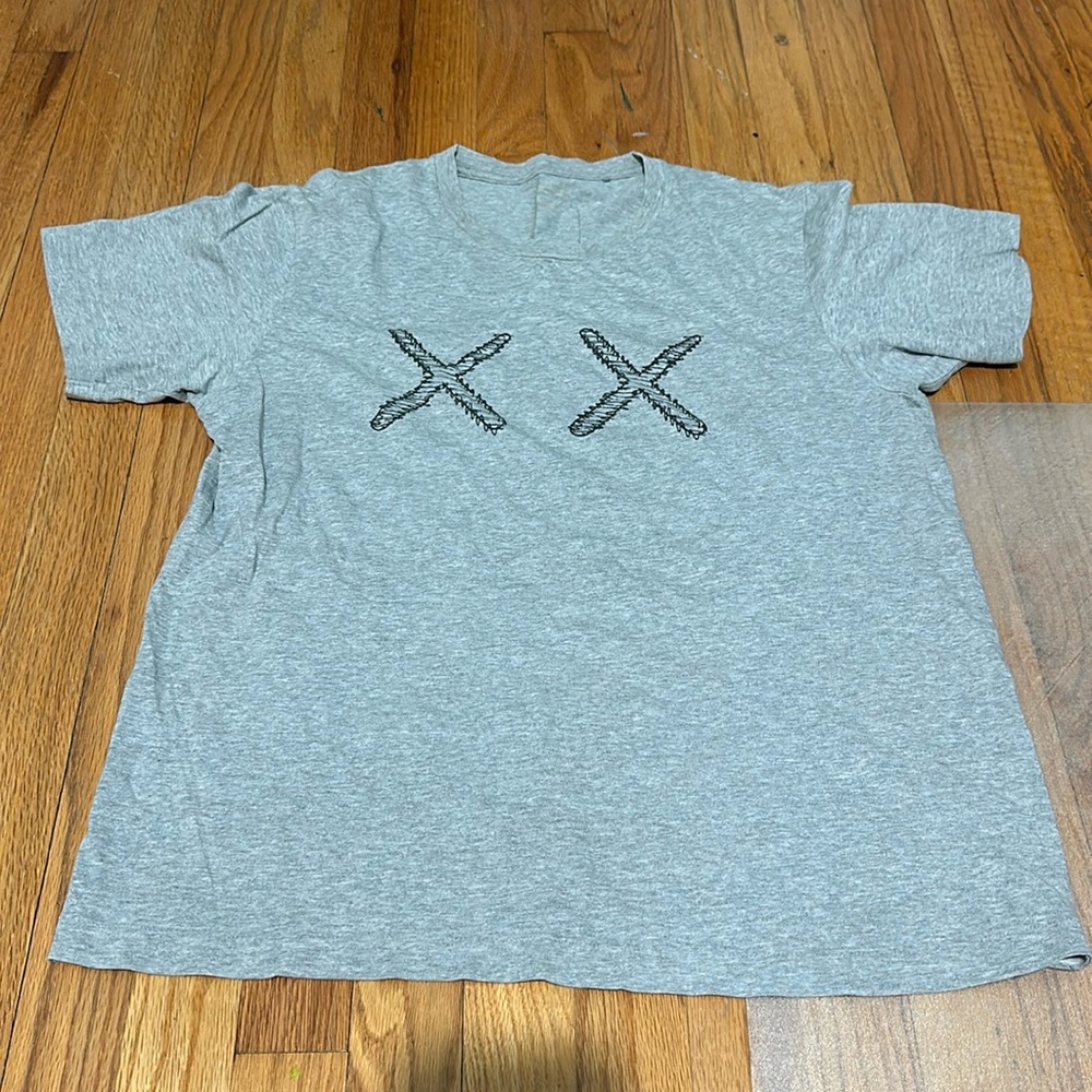 KAWSxUniqlo short sleeve
